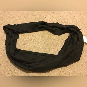 BEYOND YOGA NWT BLACK POCKET INFINITY SCARF